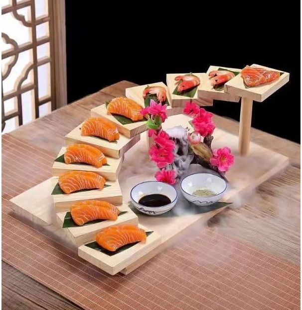 Khay gỗ bậc thang bày sushi sashimi là 1 trong những dụng cụ không thể thiếu để tạo nên bàn tiệc chuẩn Nhật