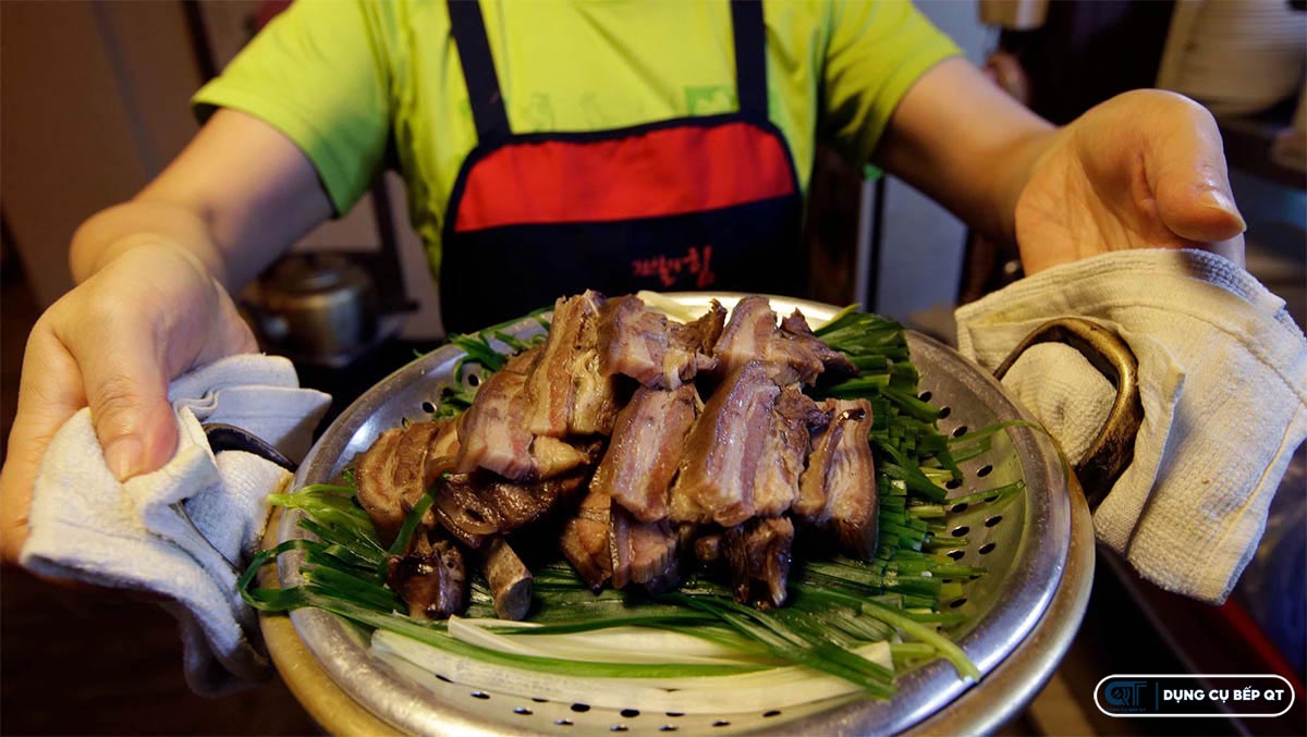 Khay hấp cầy inox giúp món thịt chín đều, giữ nguyên hương vị