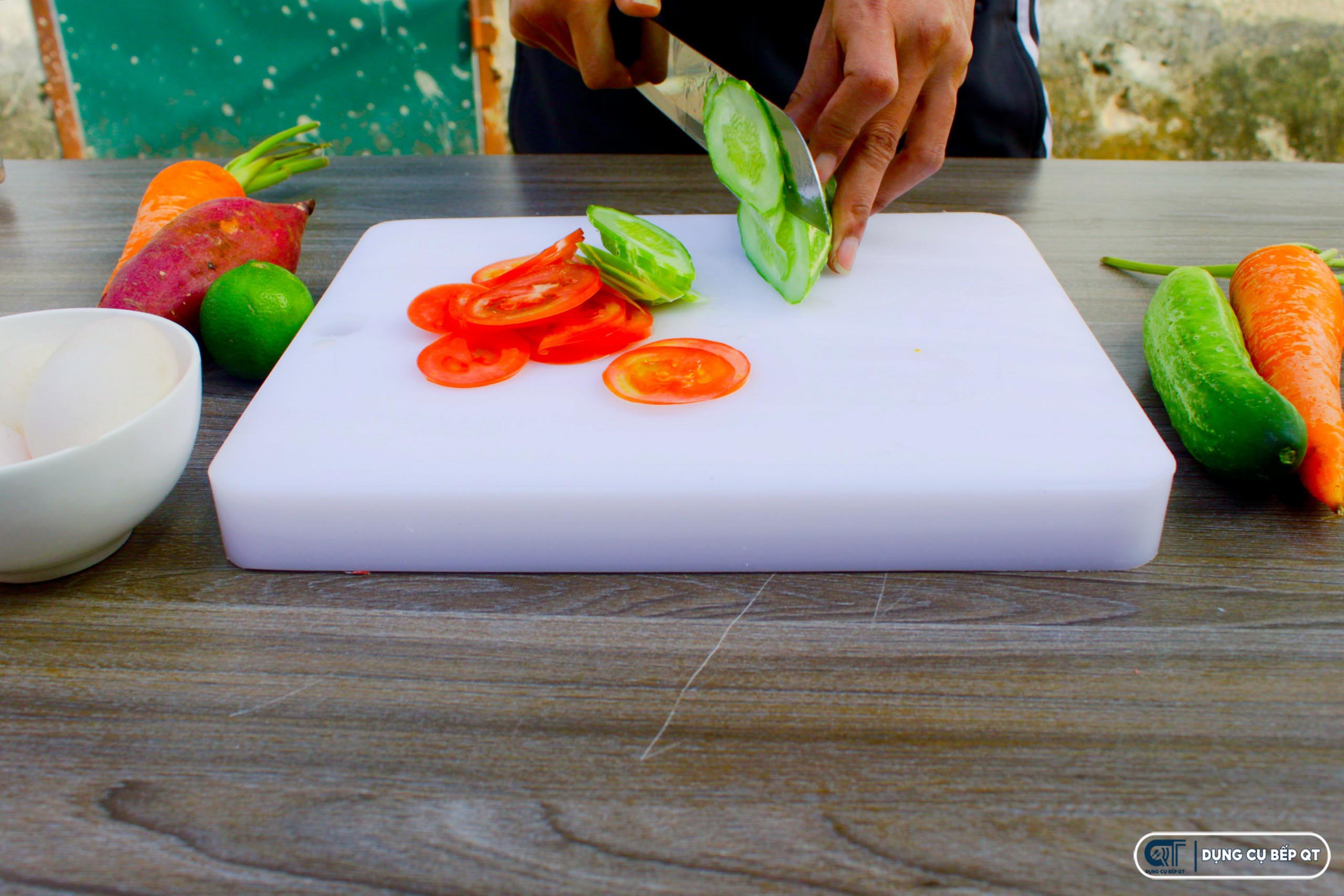 Thớt nhựa ngày càng được ưa chuộng trong gia đình, nhà hàng, bếp ăn công nghiệp