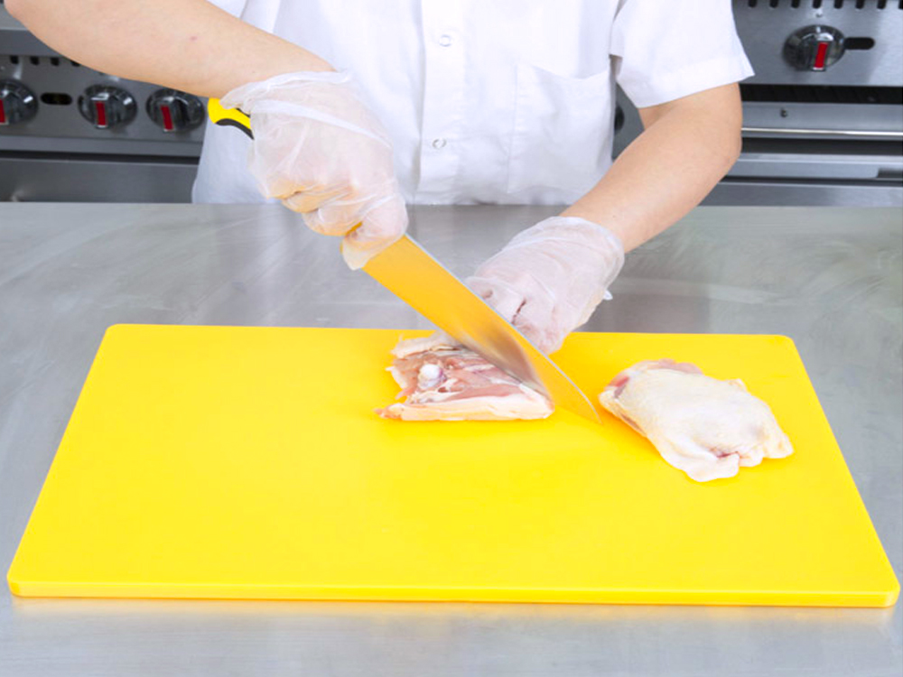 Thớt nhựa 50x35 được ứng dụng từ bếp ăn gia đình - bếp công nghiệp