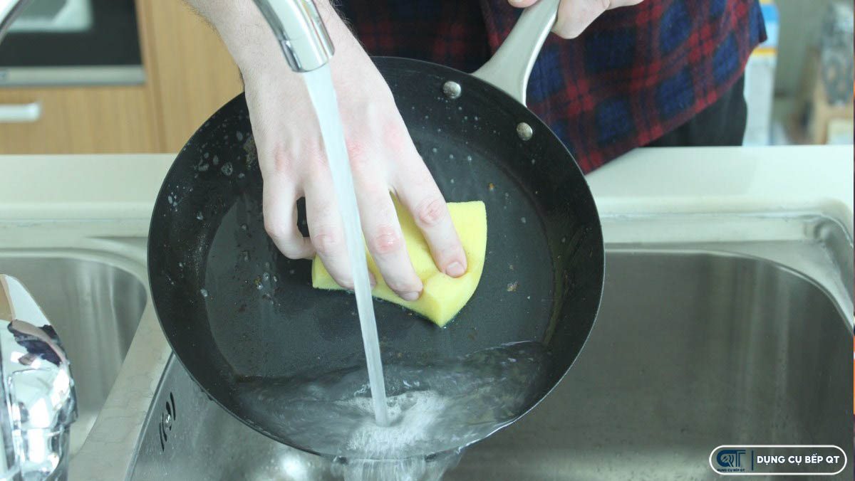 Vệ sinh chảo đúng cách