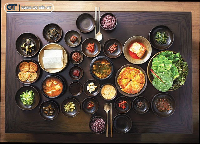 Bát đĩa Hàn Quốc có sự đa dạng về kích thước để phù hợp với nhiều món khác nhau