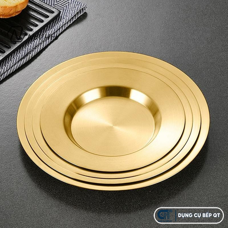 Đĩa inox được dùng cho các món nóng tại các nhà hàng Hàn Quốc hiện đại, trẻ trung