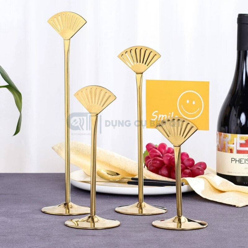 Bảng tên món ăn buffet có thiết kế hình quạt tạo điểm nhấn cho bàn tiệc, quầy buffet