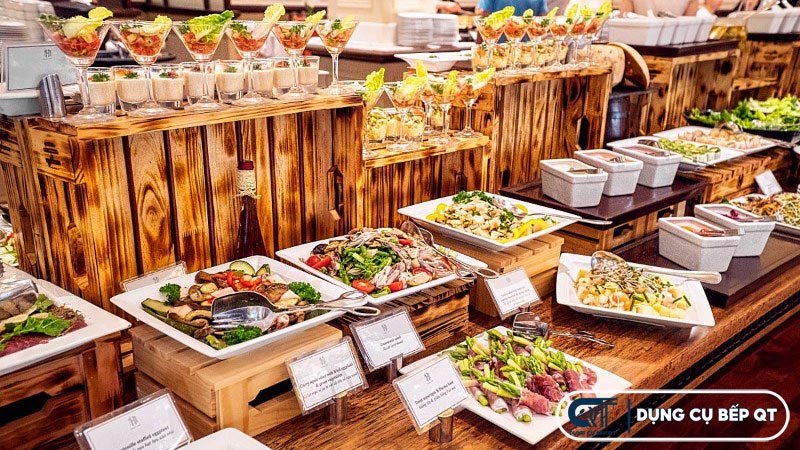 Bảng tên món ăn giúp khách hàng dễ nhận biết các món ăn trên quầy line