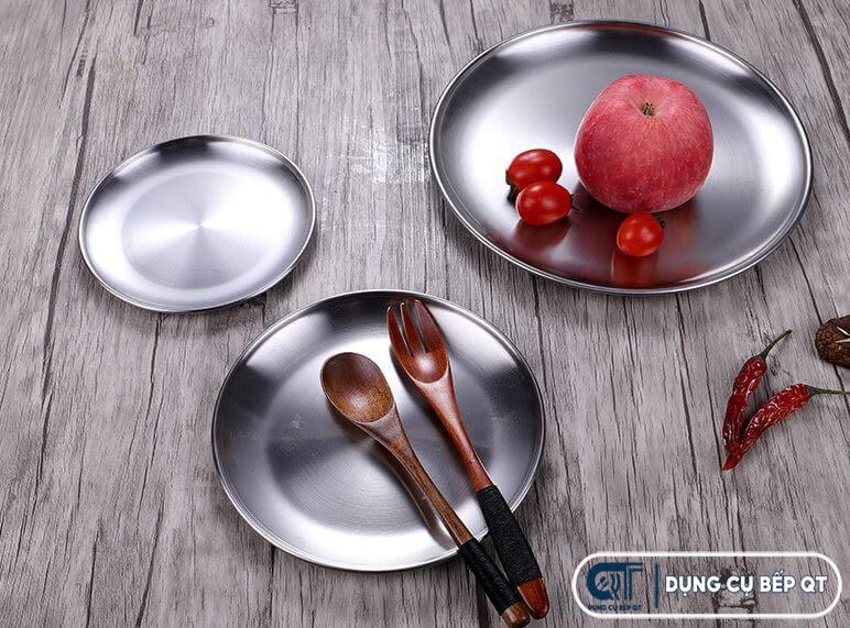 Đĩa inox tròn được ứng dụng từ bếp ăn gia đình tới nhà hàng, khách sạn, tiệc buffet