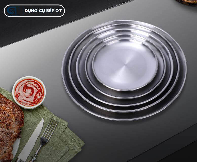 Đĩa tròn inox có ngăn giúp bạn đựng được nhiều hơn 1 thực phẩm, món ăn cùng 1 lúc
