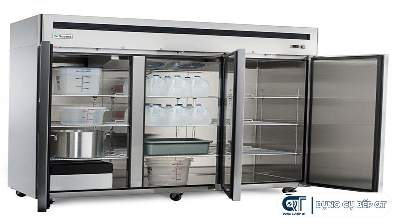 Minh họa tủ đông bảo quản thực phẩm trong bếp ăn công nghiệp
