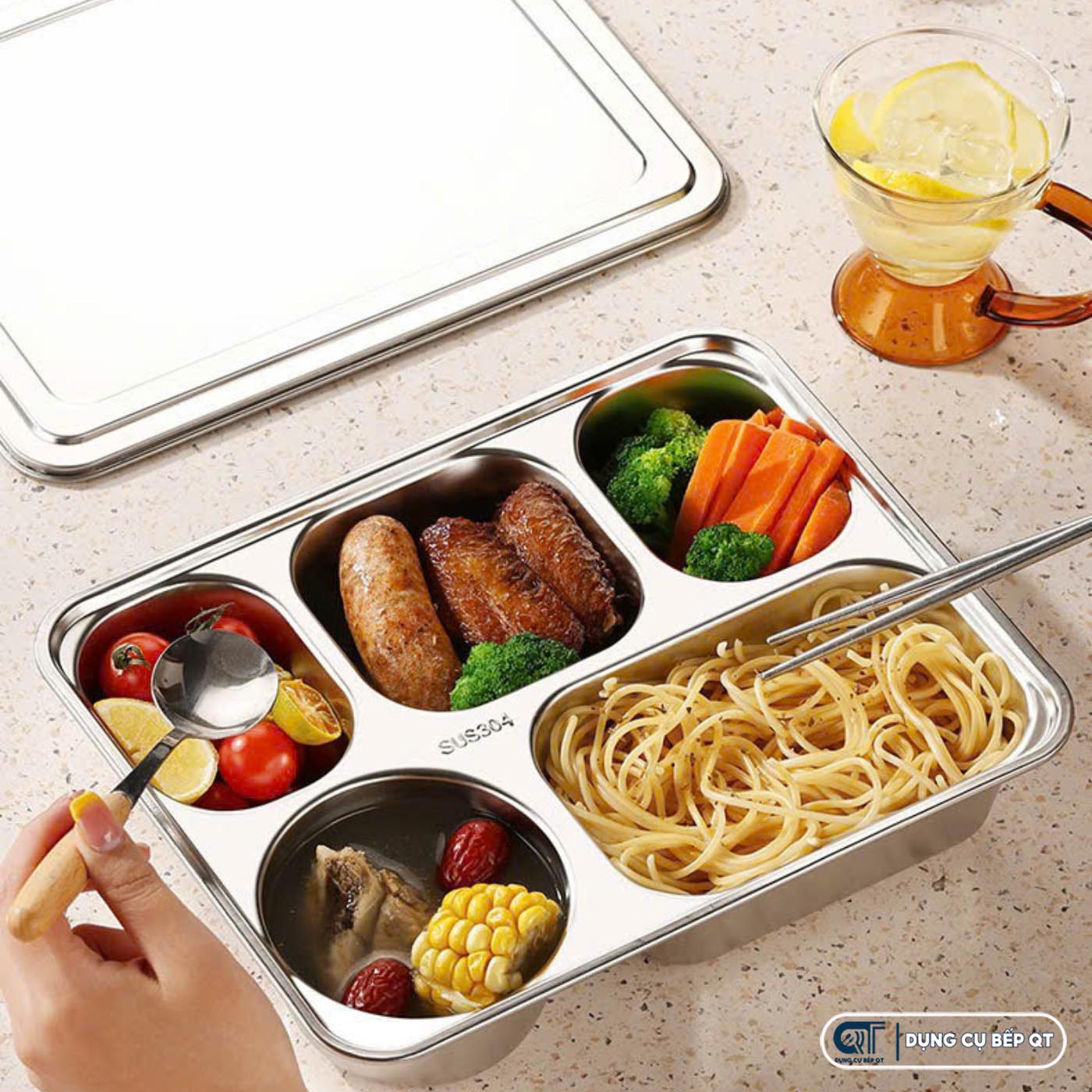 Khay ăn được làm từ chất liệu inox