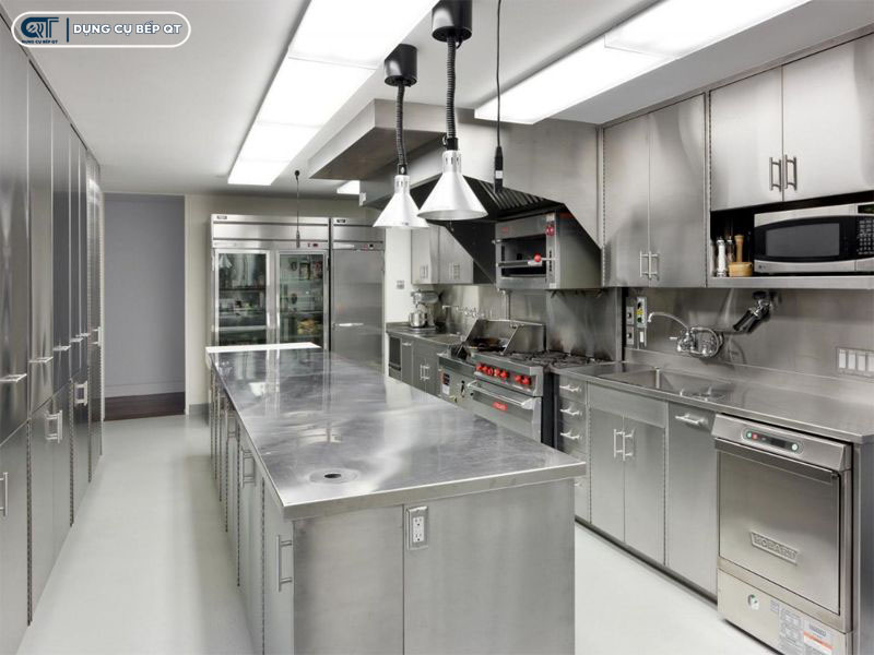 Dụng cụ bếp nhà hàng, khách sạn thường ưu tiên chất liệu inox có độ bền cao