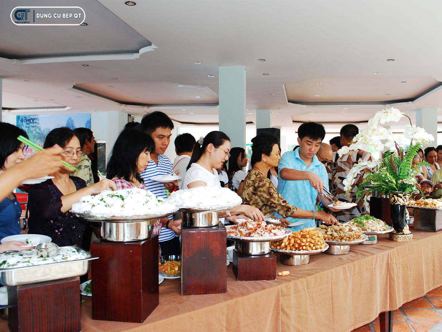 Tiệc buffet đứng thường dùng dụng cụ có thể tiết kiệm không gian mà vẫn đầy đủ công năng