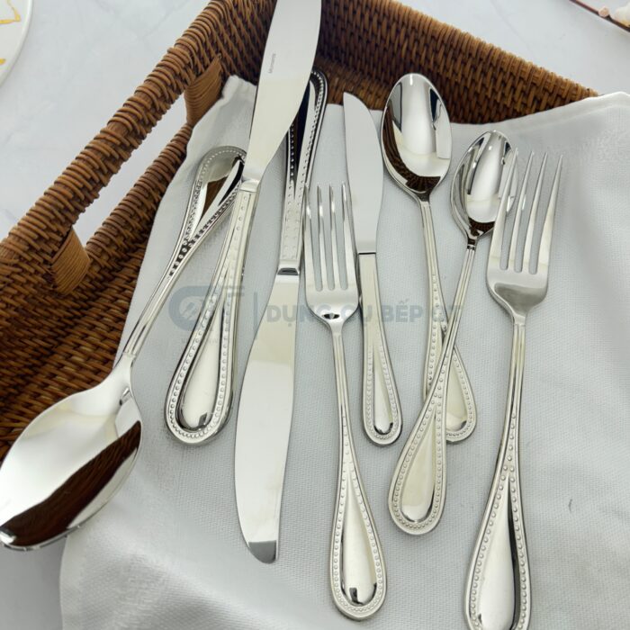 Họa tiết chấm bi được khắc họa tinh tế