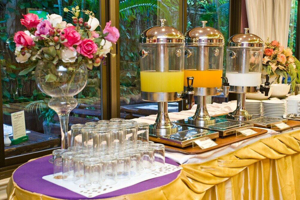 Bình đựng nước trái cây cho tiệc buffet - Nên dùng loại nào? 