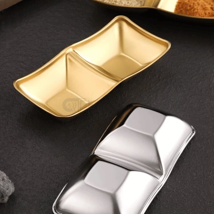 Dùng khay đựng nước chấm 2-3 ngăn để đồng thời trình bày các loại nước chấm khác nhau cho món gỏi cuốn tôm thịt