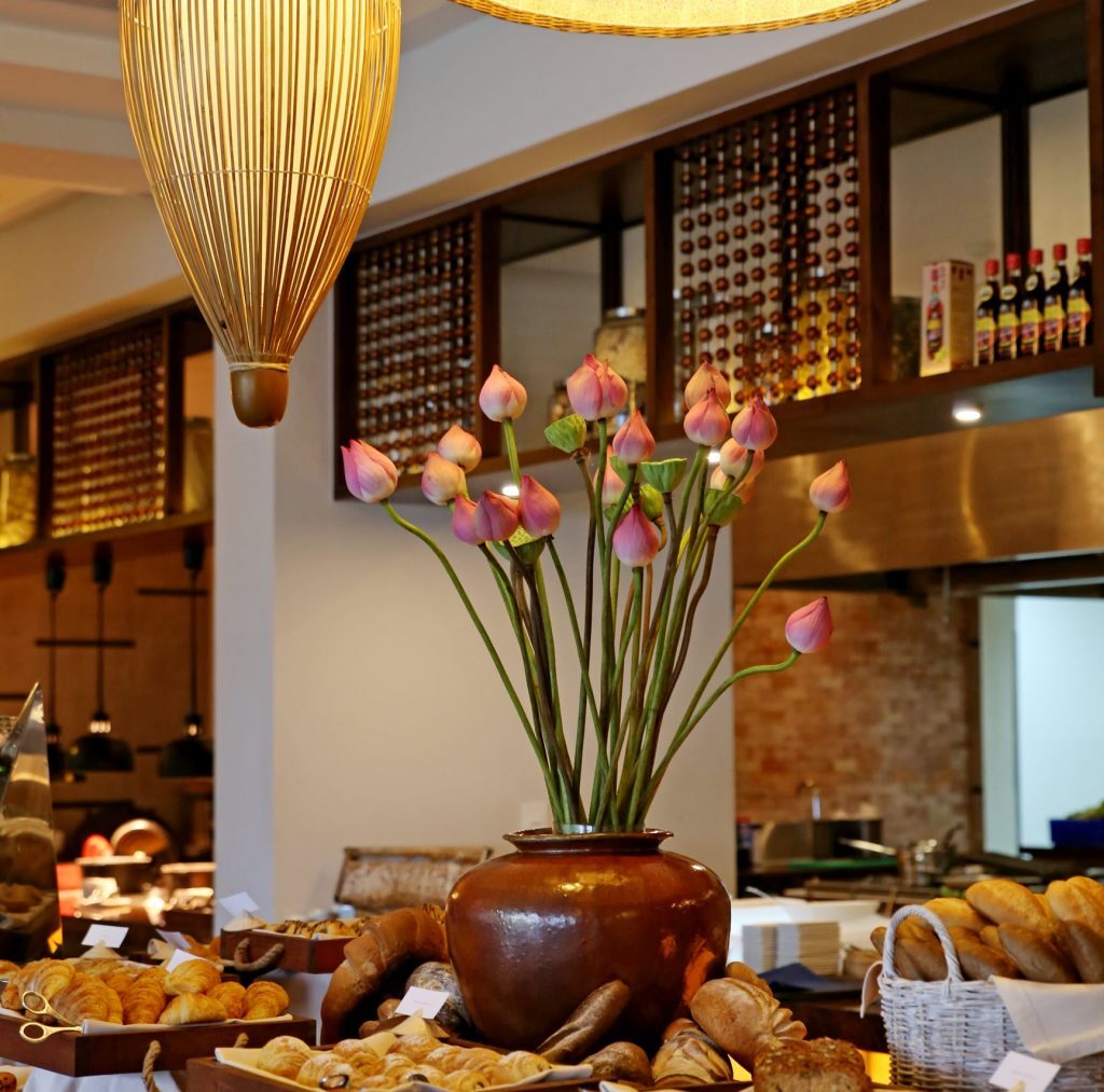 Bình hoa gốm sứ trang trí quầy line buffet