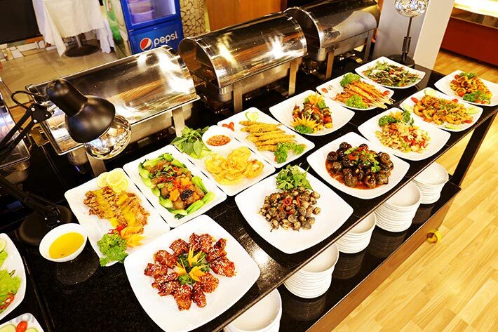 Dụng cụ buffet inox dễ kết hợp với các dụng cụ khác tạo nên tổng thể hài hòa