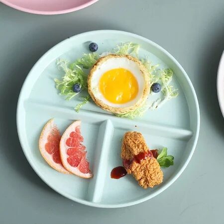 Dụng cụ buffet nhựa có độ bền vật lý kém hơn các chất liệu khác như gốm sứ, inox