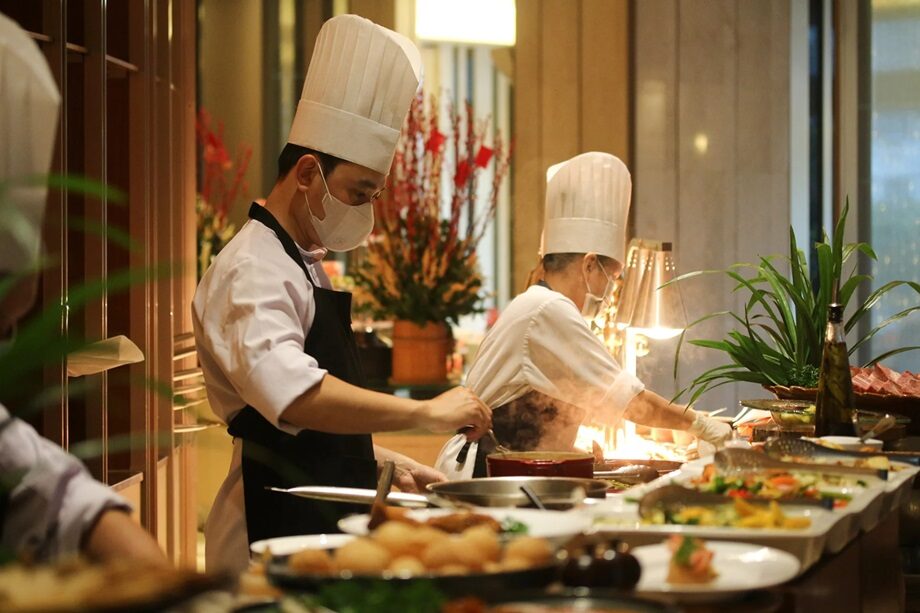 Khu vực "live cooking" (nấu ăn trực tiếp) trong nhà hàng buffet