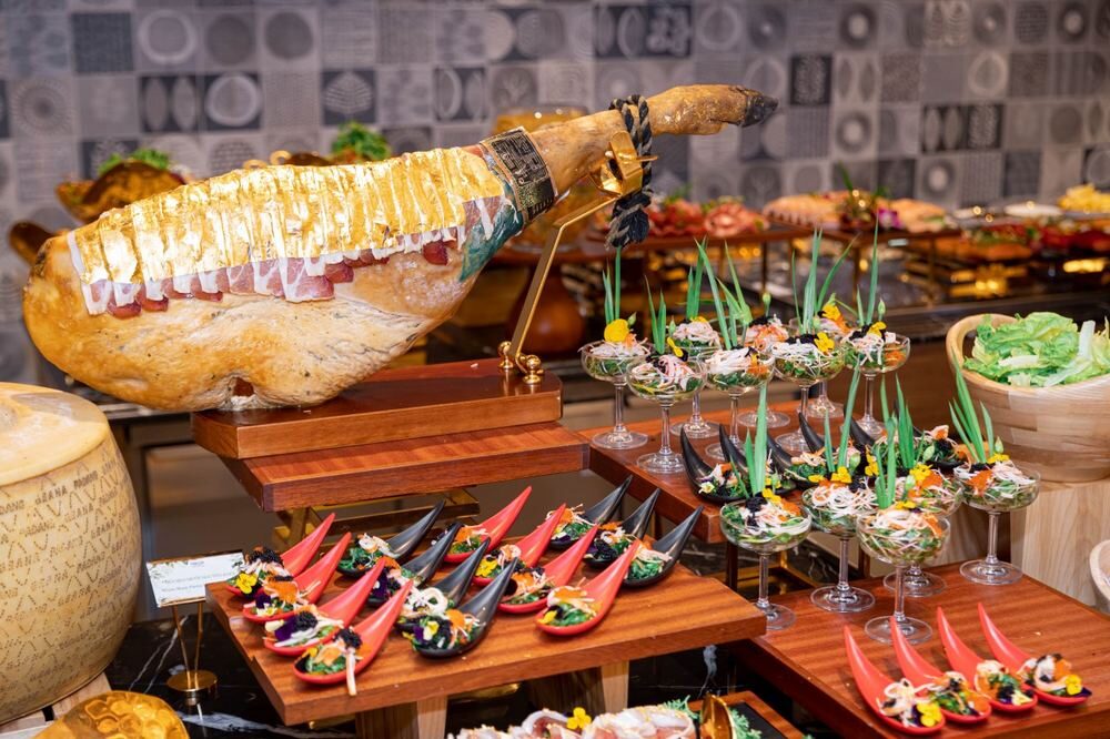 Trang trí buffet theo tầng tạo hiệu ứng thị giác mạnh mẽ
