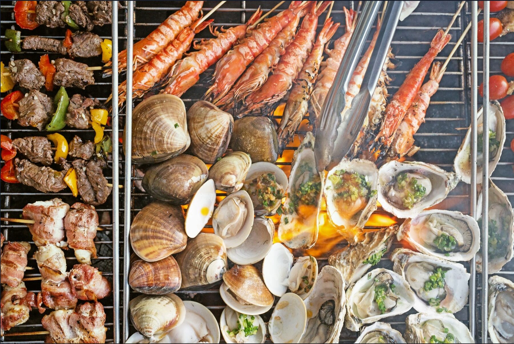 Tôm, hàu, ngao… là các món hải sản quen thuộc tại tiệc buffet nướng