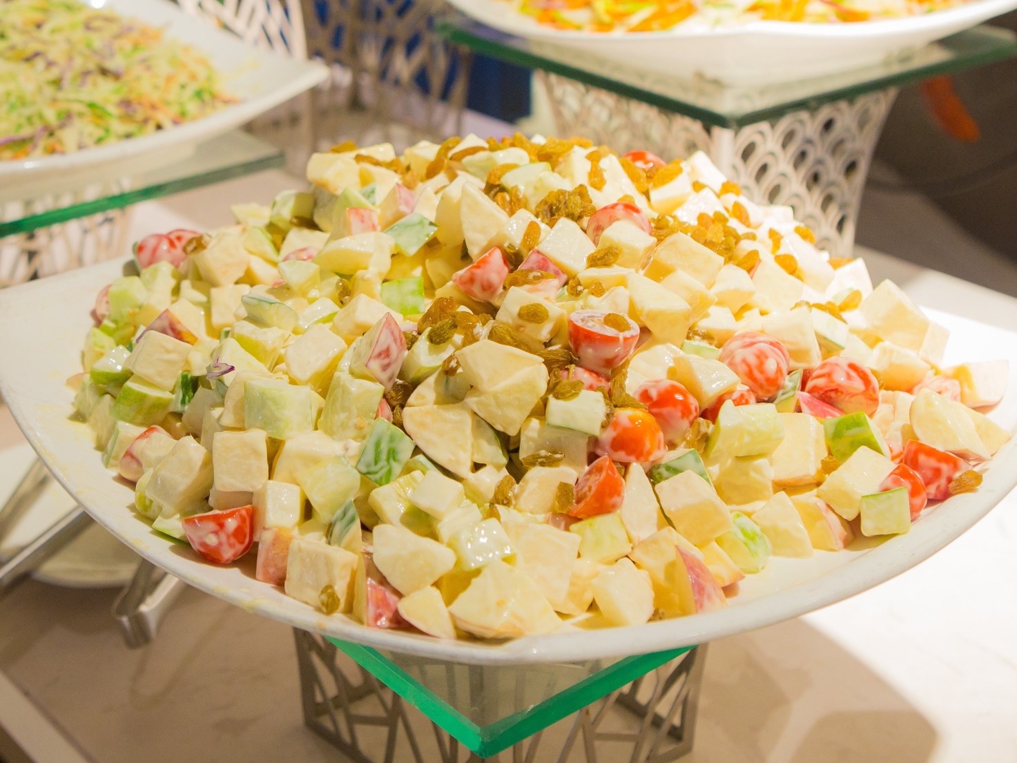 Dùng chân đế buffet để giúp bày trí không gian ấn tượng hơn