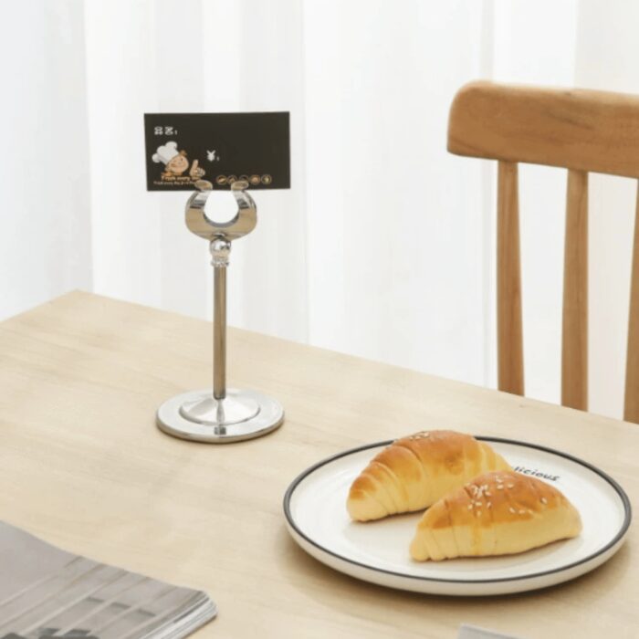 Đừng quên những “trợ thủ” như bảng tên món ăn, kẹp gắp inox, đồ trang trí buffet