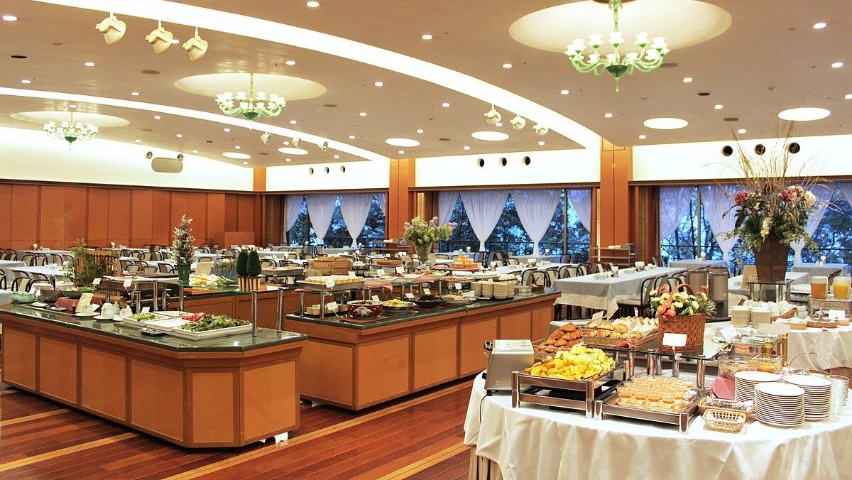 Trang trí và tạo điểm nhấn cho bàn tiệc buffet