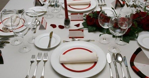 Dụng cụ phục vụ ăn uống tại bàn ăn 