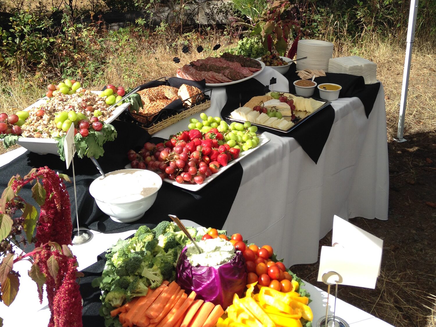 Tiệc buffet ngoài trời cần nhiều dụng cụ có tính linh hoạt, dễ dàng lắp đặt