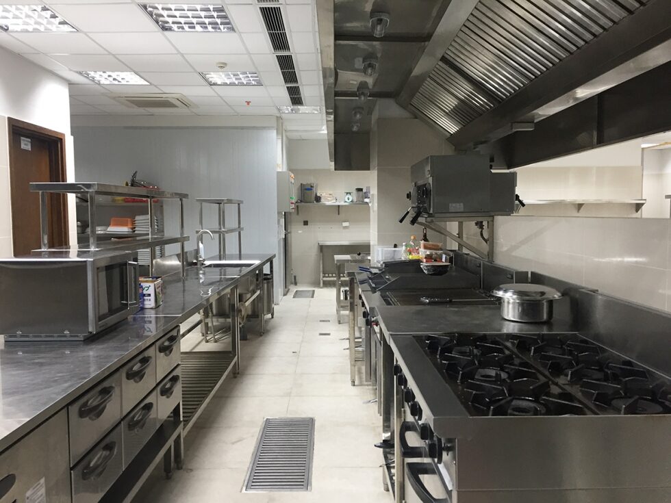 Ưu tiên lựa chọn giá để bát đĩa nhà hàng được chế tạo từ inox 304 