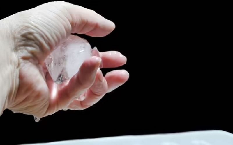 Việc dùng tay hoặc các dụng cụ tạm bợ để lấy đá tiềm ẩn nhiều rủi ro về an toàn vệ sinh thực phẩm