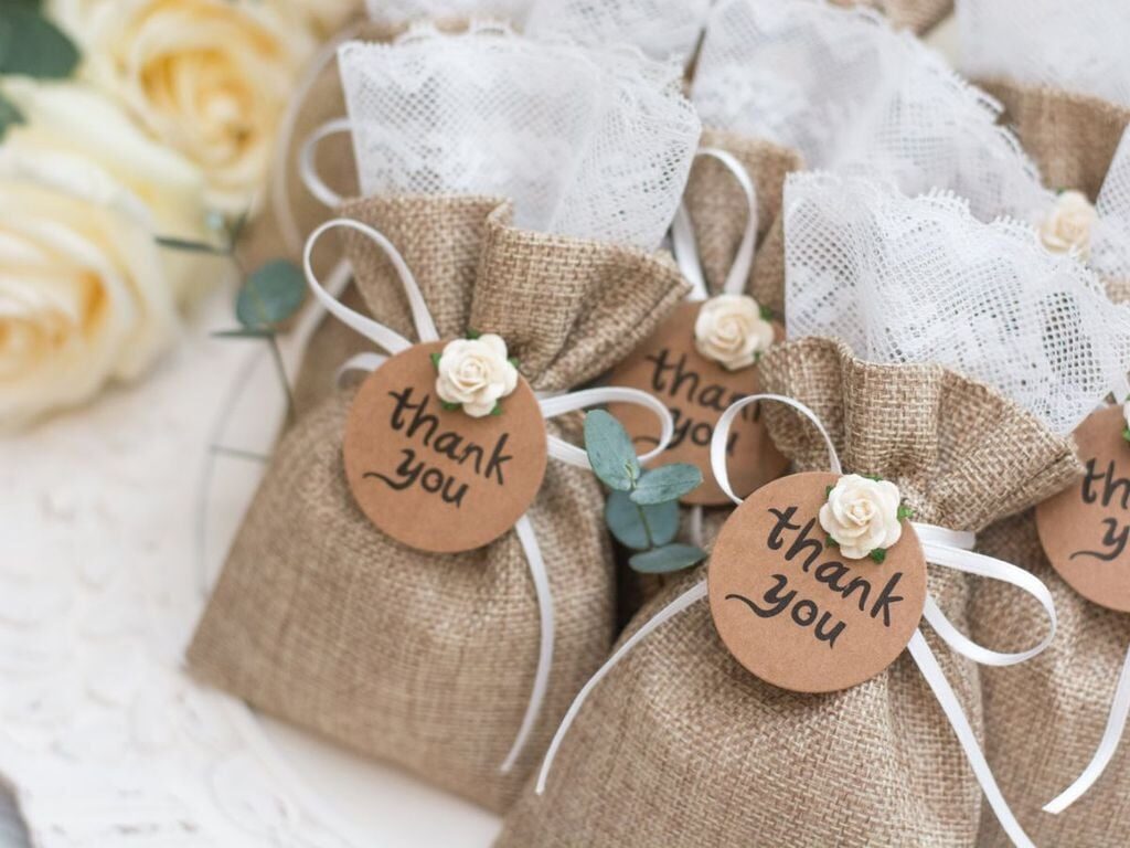 Chuẩn bị 1 món quà nhỏ đầy tinh tế - Ghi lại dấu ấn mạnh mẽ với khách tham gia