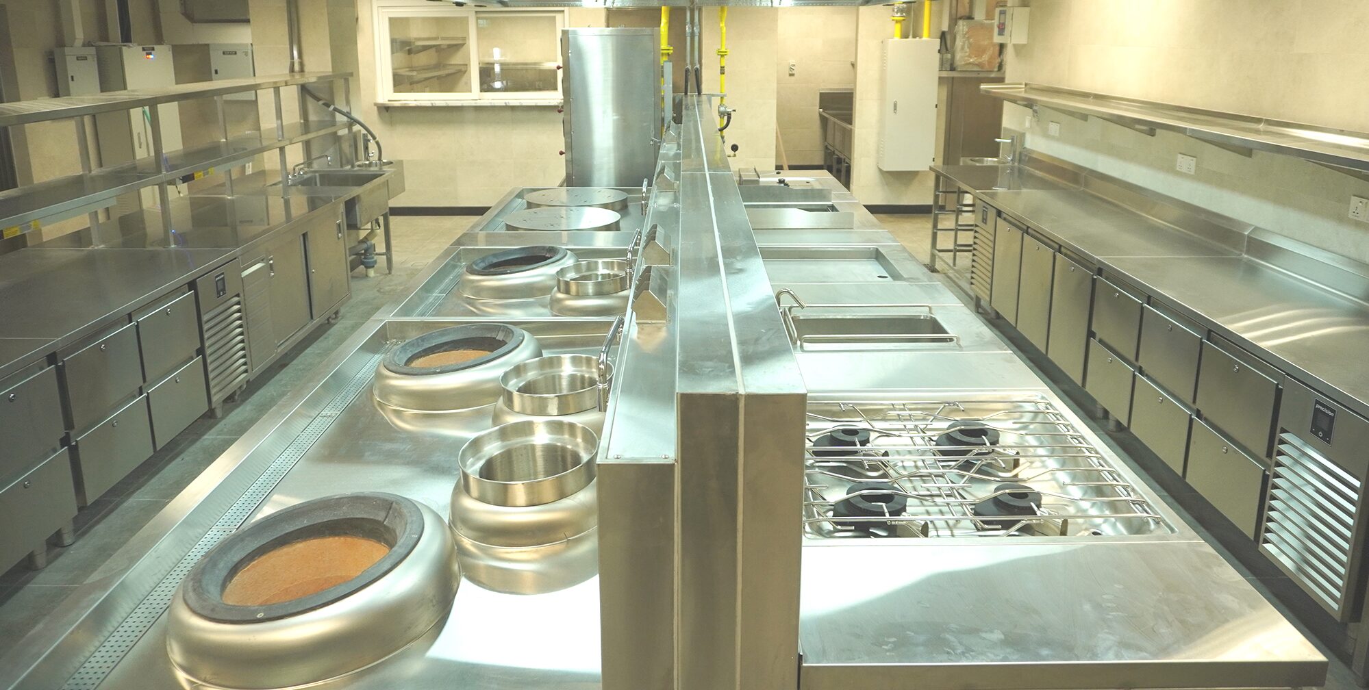 Bếp lẩu gas công nghiệp được lắp đặt tại khu bếp trung tâm, nấu nước dùng số lượng lớn 