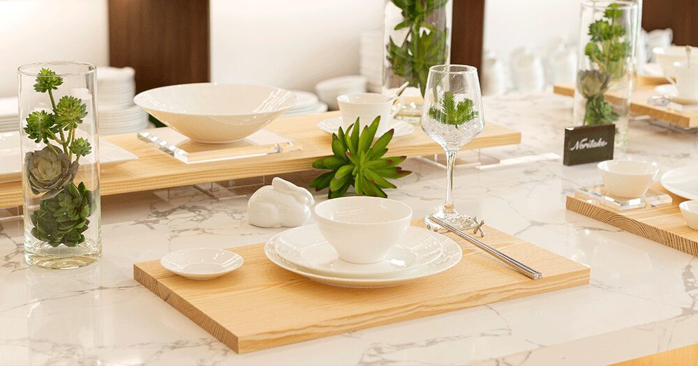 Chén dĩa sứ có vẻ ngoài sang trọng, phù hợp với mọi bàn ăn, bàn tiệc 