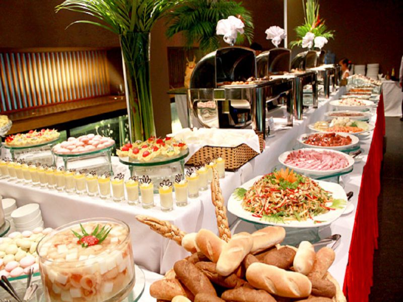 Bữa tiệc buffet trọn vẹn hơn khi được setup chu đáo với đầy đủ dụng cụ tiệc buffet