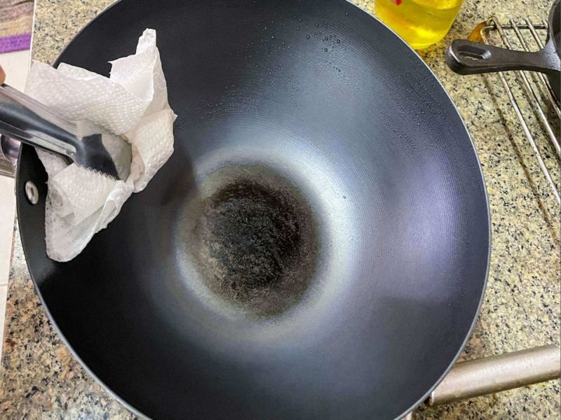 Quá trình “tôi dầu” cho chảo thép carbon cần được thực hiện kỹ lưỡng