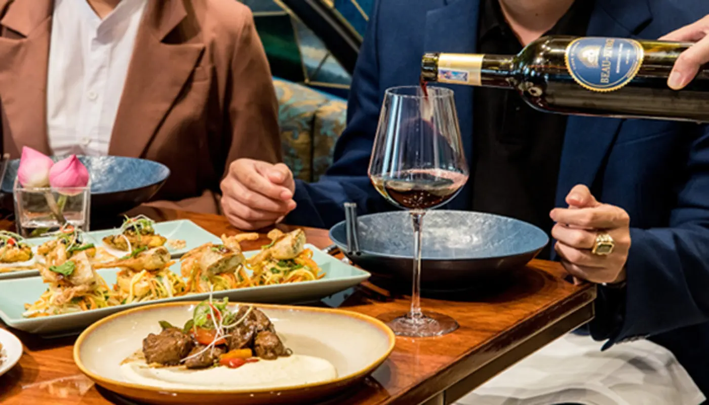 Phục vụ đồ uống đòi hỏi sự chuyên nghiệp, đáp ứng nhiều tiêu chí trong ngành F&B