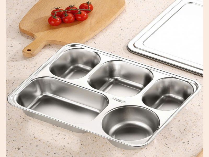Khay cơm inox có vẻ ngoài sáng bóng, dễ vệ sinh, độ bền cao