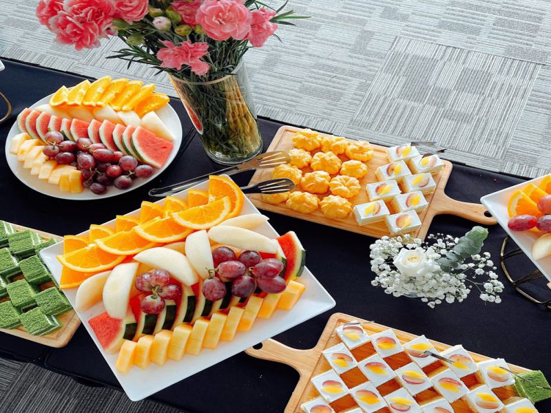 Tận dụng các dụng cụ đẹp mắt để tạo không gian bàn tiệc ấm cúng