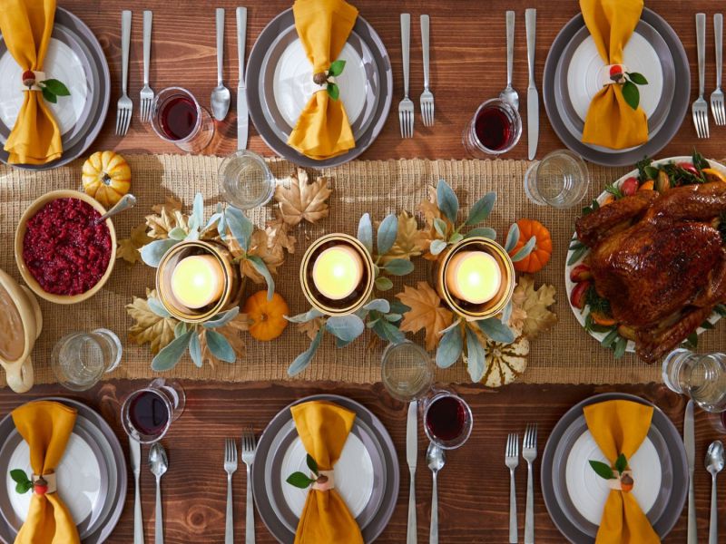 Sắp xếp bàn tiệc kiểu Âu chuẩn chỉnh góp phần tạo nên bữa tiệc hoàn hảo