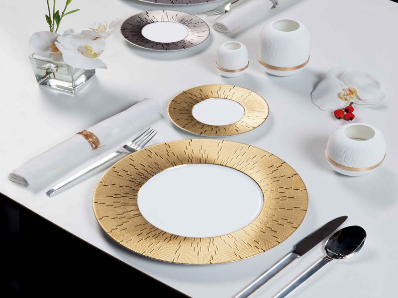 Dao luôn đặt bên phải đĩa, lưỡi dao quay vào phía trong 