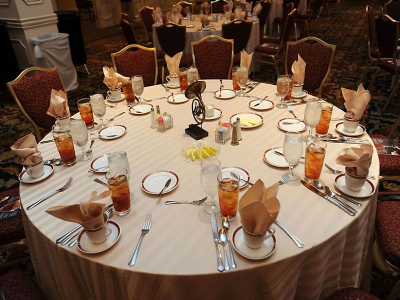 Khi setup bàn tiệc sang trọng kiểu Âu, ánh sáng vàng luôn được ưu tiên lựa chọn