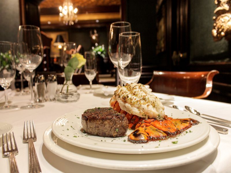 Ly cần đặt ở phía trên bên phải của đĩa ăn