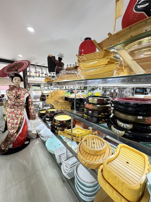 Khu trưng bày các sản phẩm theo phong cách Nhật Bản tại showroom Dụng cụ bếp QT