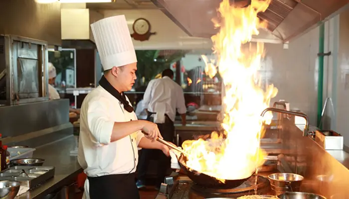 Các bếp trưởng chuyên nghiệp luôn đặt yếu tố lựa chọn trang thiết bị lên hàng đầu khi setup bếp