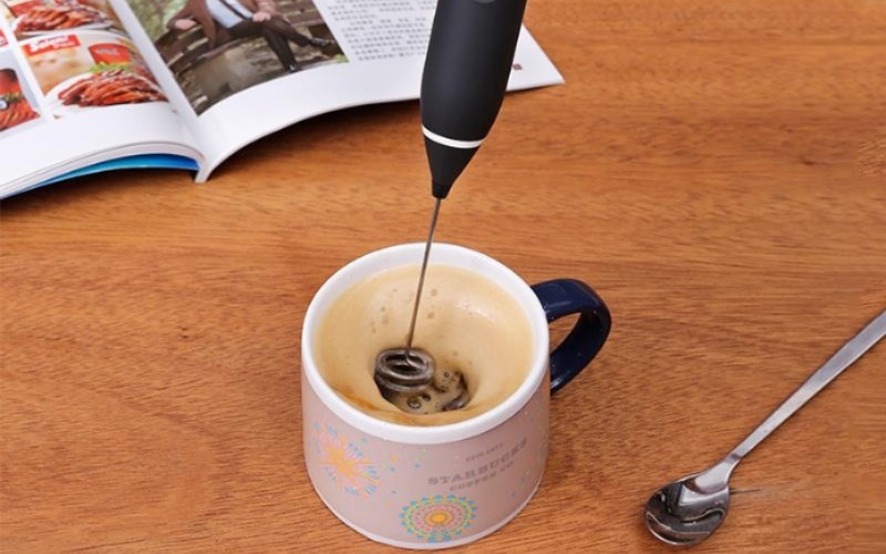 Việc tạo lớp bọt sữa mang đến hương vị tinh tế hơn, nâng tầm trải nghiệm của người yêu thích cafe