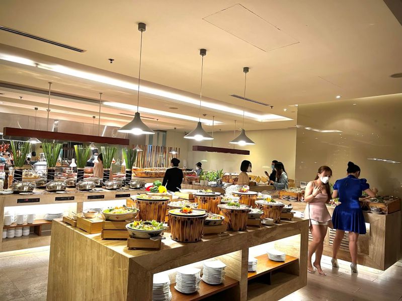 Nhà hàng chuyên buffet có quy mô phục vụ lớn do đó yêu cầu về setup bát đĩa cũng đòi hỏi tính toán kỹ về số lượng