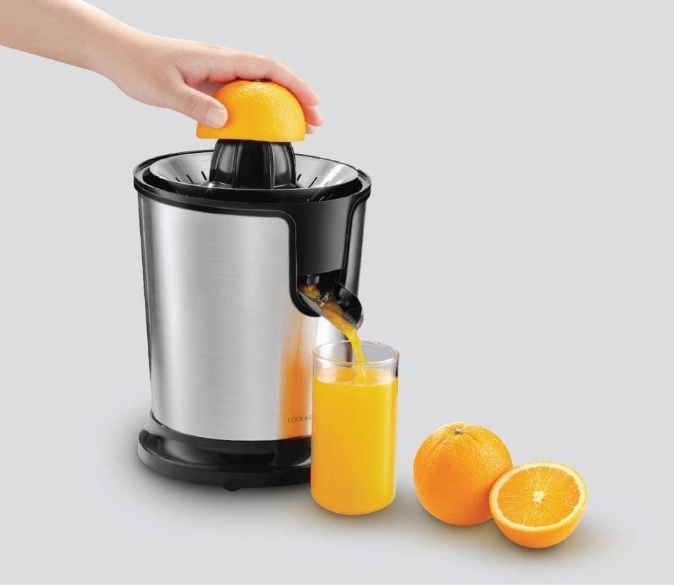 Thay vì sử dụng dụng cụ truyền thống, nhiều gia đình lựa chọn máy vắt cam để tiết kiệm công sức, thời gian 