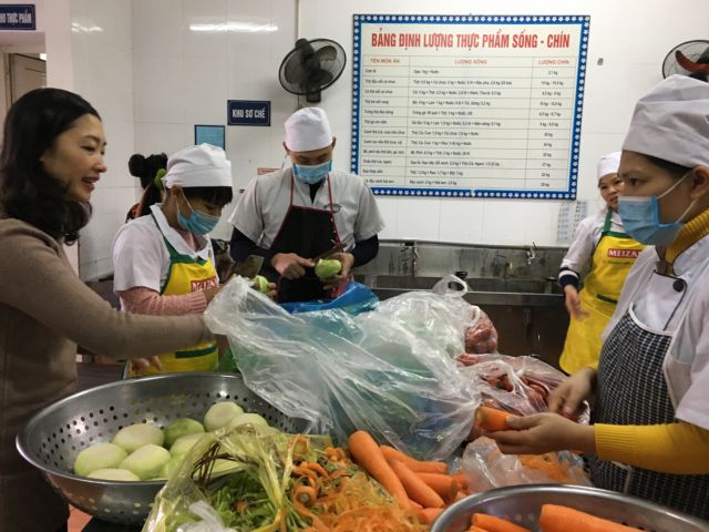 Những chiếc rổ inox loại to cho phép đựng/ rửa khối lượng lớn thực phẩm, rau củ 