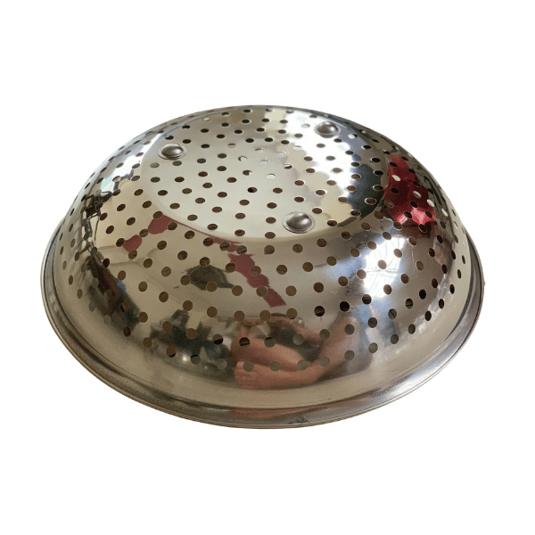 Lỗ thoát nước có kích thước phù hợp, phân bổ đều giúp thực phẩm ráo nước nhanh chóng